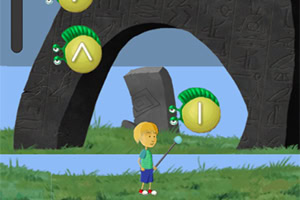 Dítě držící tyčinku stojí na trávě u velké kamenné brány s hieroglyfy, obklopené kulatými objekty se symbolem šipek