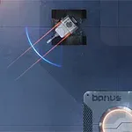 Stříbrný robot s modrými a červenými světelnými stopami vedle panelu označeného jako bonus na tmavém podkladu