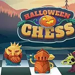 Barevné kreslené šachové figurky na šachovnici s nápisem Halloween Chess a strašidelným pozadím