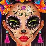 Žena s malbou na tváři ve stylu Día de los Muertos, zdobená květinovou korunou a růžovými náušnicemi na modrém pozadí