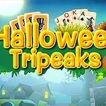 Text Halloween Tripeaks v popředí s kartami a strašidelnými prvky jako jsou vydlabané dýně v pozadí