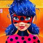 Dívka s modrými vlasy a červenou maskou s černými puntíky má na obličeji akné