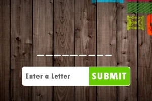 Dřevěné pozadí s textovým polem pro zadání písmena a tlačítkem SUBMIT v zelené barvě