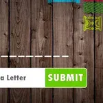 Dřevěné pozadí s textovým polem pro zadání písmena a tlačítkem SUBMIT v zelené barvě