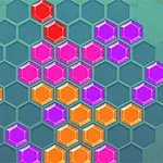 Barevné hexagonální dlaždice uspořádané na šestiúhelníkové herní desce