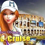Žena s dlouhými zrzavými vlasy a bílou kšiltovkou s písmenem M stojí před Koloseem s nápisem Hidden Objects World Cruise