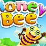 Usměvavá kreslená včelka s velkýma zelenýma očima a pruhovaným tělem létá mezi zelenými stromy a úlem pod duhovým nápisem Honey Bee