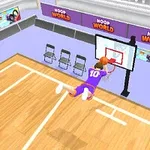 Hráč v purpurovém dresu smečuje míč do koše na basketbalovém hřišti před tribunou s reklamami Hoop World