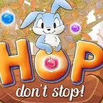 Modrý králík sedící na nápisu HOP dont stop!