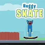 Modrá postava s širokým úsměvem stojí na skateboardu před plotem s nápisem Huggy SKATE nahoře