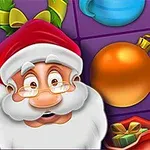 Usmívající se Santa Claus v červené čepici mezi vánočními ozdobami na fialovém pozadí
