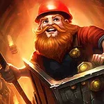Muž s hustým červeným plnovousem a přilbou jede v důlním vozíku s veselým výrazem ve tváři