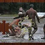 Mužský tým hraje rugby v blátivém terénu s chybějícím dílem skládačky uprostřed