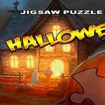 Dřevěný dům s osvětlenými okny za soumraku a velkým kusem puzzle ve tvaru dýně v popředí