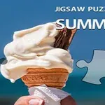 Ruka držící kornout se zmrzlinou na pozadí modré oblohy s viditelnými puzzle dílky a velkým nápisem „Summer“