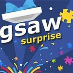 Barevné puzzle dílky vyskakující z krabice na modrém pozadí s nápisem Jigsaw Surprise