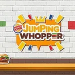 Nápis Jumping Whopper na bílém cihlovém pozadí s barevnými obdélníky a hamburgerem na stole dole