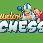 Nápis Junior Chess s veselými kreslenými postavičkami, včetně šachové figurky jezdce, dítěte a biskupa na zeleném pozadí