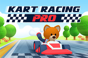 Roztomilý medvěd řídící motokáru na závodní dráze s nápisem Kart Racing Pro nahoře