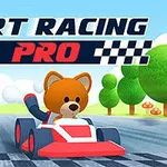 Roztomilý medvěd řídící motokáru na závodní dráze s nápisem Kart Racing Pro nahoře