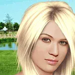 Žena s blond vlasy stojí před jezírkem a zeleným trávníkem na pozadí