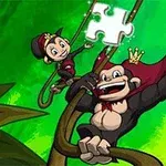 Dva kreslení opičí králové s korunkami visící na vinicích v džungli s dílem puzzle ve vzduchu
