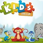 Kreslená zvířata, včetně opice, papouška, nosorožce, slona a hada, sedí na louce pod nápisem složeným z písmen na puzzle dílcích