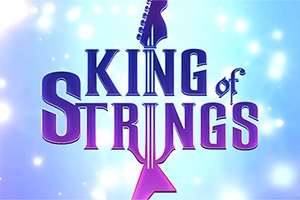 Název King of Strings s kytarou v pozadí na modrém a fialovém pozadí se světelnými efekty