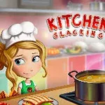 Dívka s kudrnatými vlasy a kuchařskou čepicí stojí u stolu s hrncem, zatímco starší kuchař v brýlích na ni sleduje v barevné kuchyni