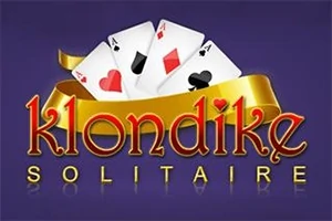 Herní logo s názvem „Klondike Solitaire“ ozdobené hracími kartami a zlatou stuhou na fialovém pozadí