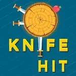 Dřevěný terč se zapíchnutými noži a jablkem, text KNIFE HIT na modrém pozadí