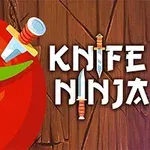Nůž zapíchnutý do velkého červeného rajčete s nápisem Knife Ninja na dřevěném pozadí