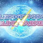 Text Lightning Solitaire s bleskem na pozadí modré energetické koule
