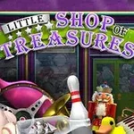 Vývěsní štít s nápisem Little Shop of Treasures obklopený různými předměty včetně flaminga, sochařského busty, bowlingové kuželky a houslí