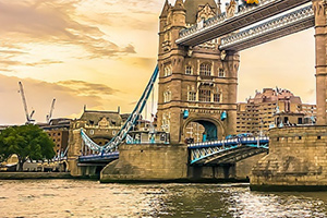 Tower Bridge v Londýně při západu slunce s řekou Temží v popředí