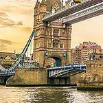 Tower Bridge v Londýně při západu slunce s řekou Temží v popředí