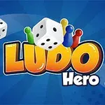 Barevný nápis LUDO Hero se třemi kostkami a čtyřmi barevnými figurkami na modrém pozadí