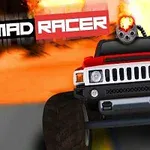 Červené terénní vozidlo s obrněním a kulometem na střeše, v pozadí výbuch a nápis MAD RACER