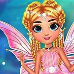 Dívka s blonďatými vlasy a růžovými motýlími křídly drží kouzelnou hůlku na modrém pozadí
