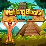 Muž v oranžovém oblečení se zvednutýma rukama stojí před mayskou pyramidou s dřevěnou cedulí a totemy po stranách