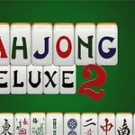 Nápis Mahjong Deluxe 2 na zeleném pozadí s řadou mahjongových kamenů