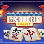 Červený nápis Mahjong Firefly na světle modrém pozadí s tradičními lampiony a třemi mahjongovými kameny v popředí