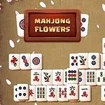 Deska s dlaždicemi Mahjong s květinovými motivy obklopená rozkvetlými růžovými lístky
