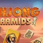 Název Mahjong Pyramids s grafikou pyramid, hieroglyfy a symboly, jako oko a šakal, na pozadí pouště