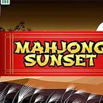 Červený svitek s nápisem MAHJONG SUNSET na pozadí západu slunce s bílým měsícem a siluetou krajiny