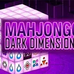 Kostka s herními symboly na tmavém pozadí s výrazným růžovo-fialovým nápisem Mahjongg Dark Dimensions