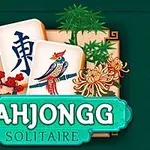 Dvě mahjongové dlaždice s kaligrafickým znakem a obrázkem ptáka, obklopené květy a bambusem, s nápisem MAHJONGG SOLITAIRE