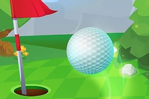 Golfový míček se blíží k jamce na zeleném greenu s červenou vlajkou a stromy v pozadí