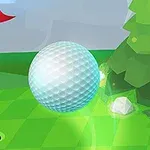 Golfový míček se blíží k jamce na zeleném greenu s červenou vlajkou a stromy v pozadí
