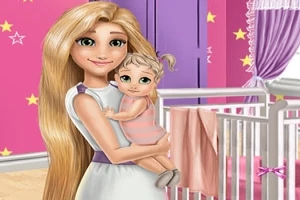 Žena s dlouhými blond vlasy drží dítě v náručí v růžově vyzdobeném dětském pokoji